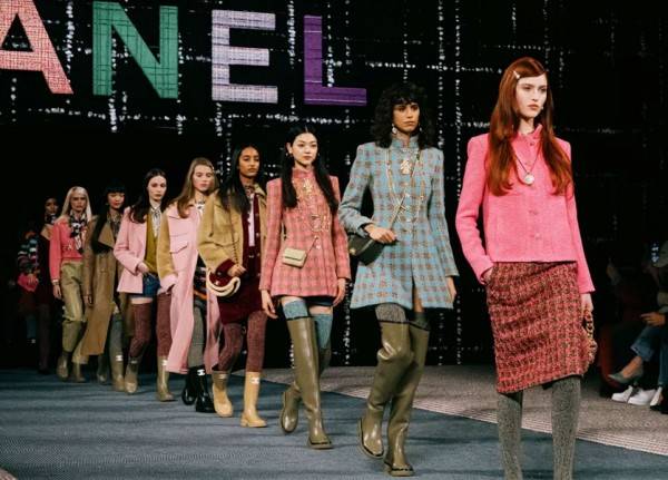 Chanel Fall Winter 20222023  RUNWAY MAGAZINE  Official