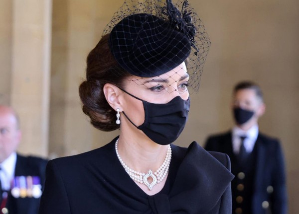 كيت ميدلتون ترتدي قلادة لؤلؤ للملكة خلال جنازة الأمير فيليب