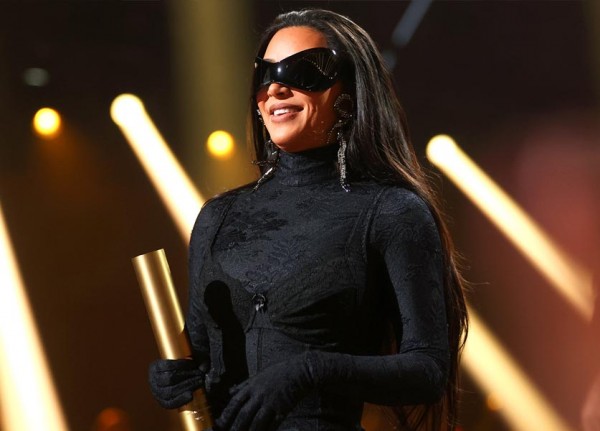 Kim Kardashian Thanks Kanye As She Picks Up People’s Choice Awards