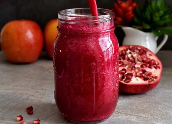This summer smoothie with pomegranate and beetroot will keep you refreshed all summer
