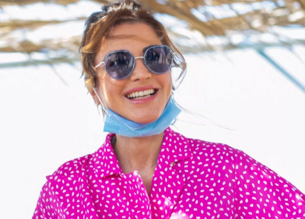 الملكة رانيا تطلّ ببدلة رسمية باللون الوردي في شوارع عمان